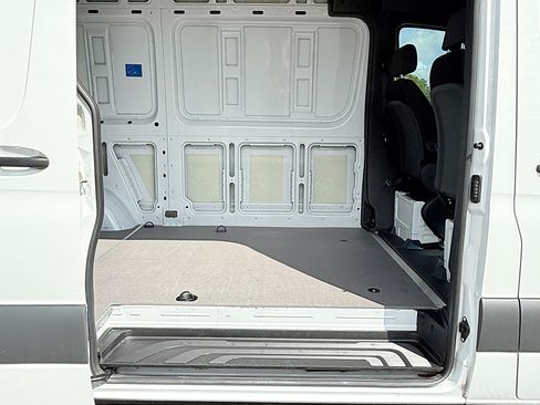 Used 2023 Mercedes-Benz Sprinter 1500 image 6