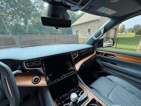 Used 2024 Jeep Grand Wagoneer Series III image 11