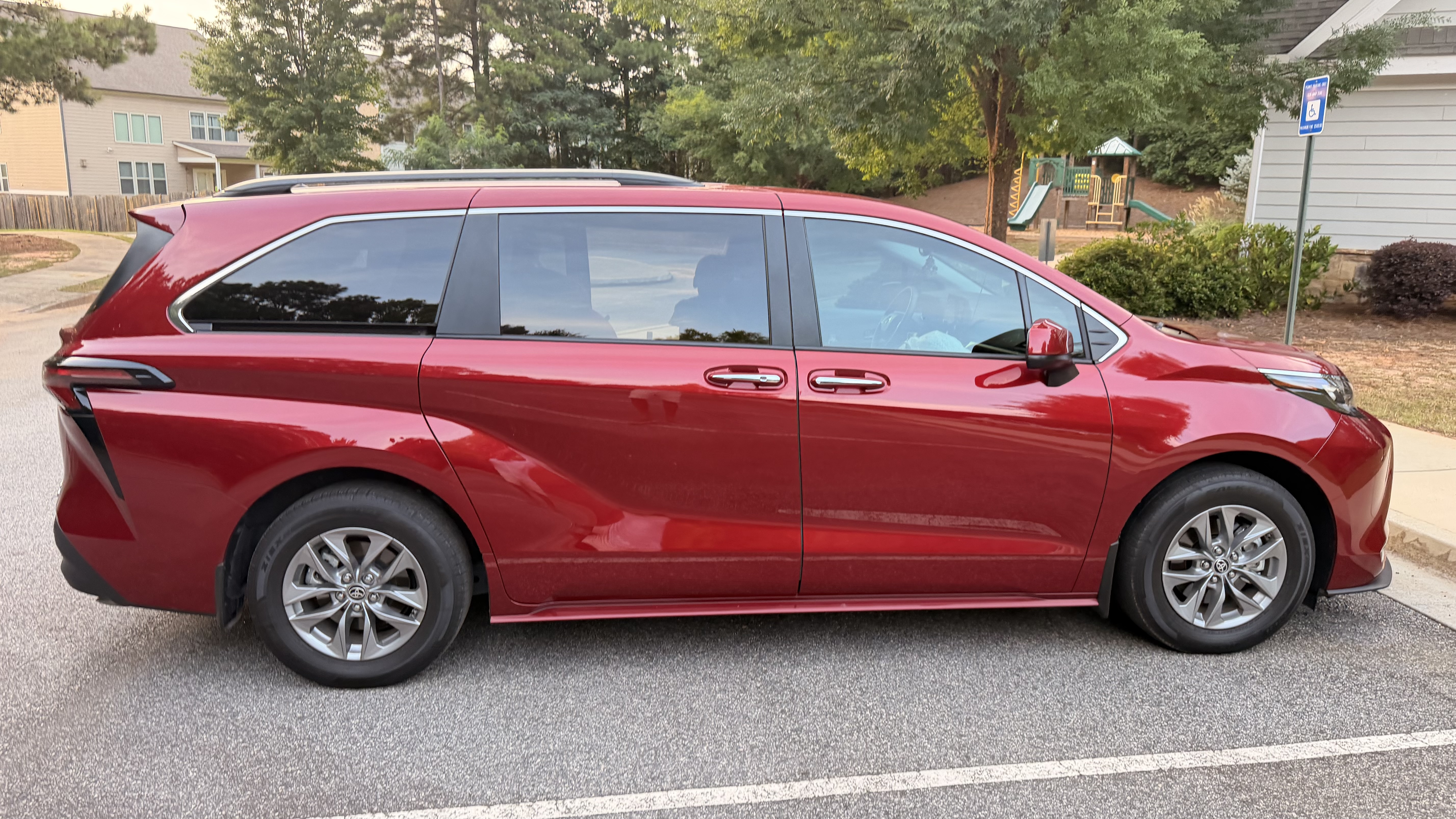 Used 2024 Toyota Sienna XLE FWD image 5