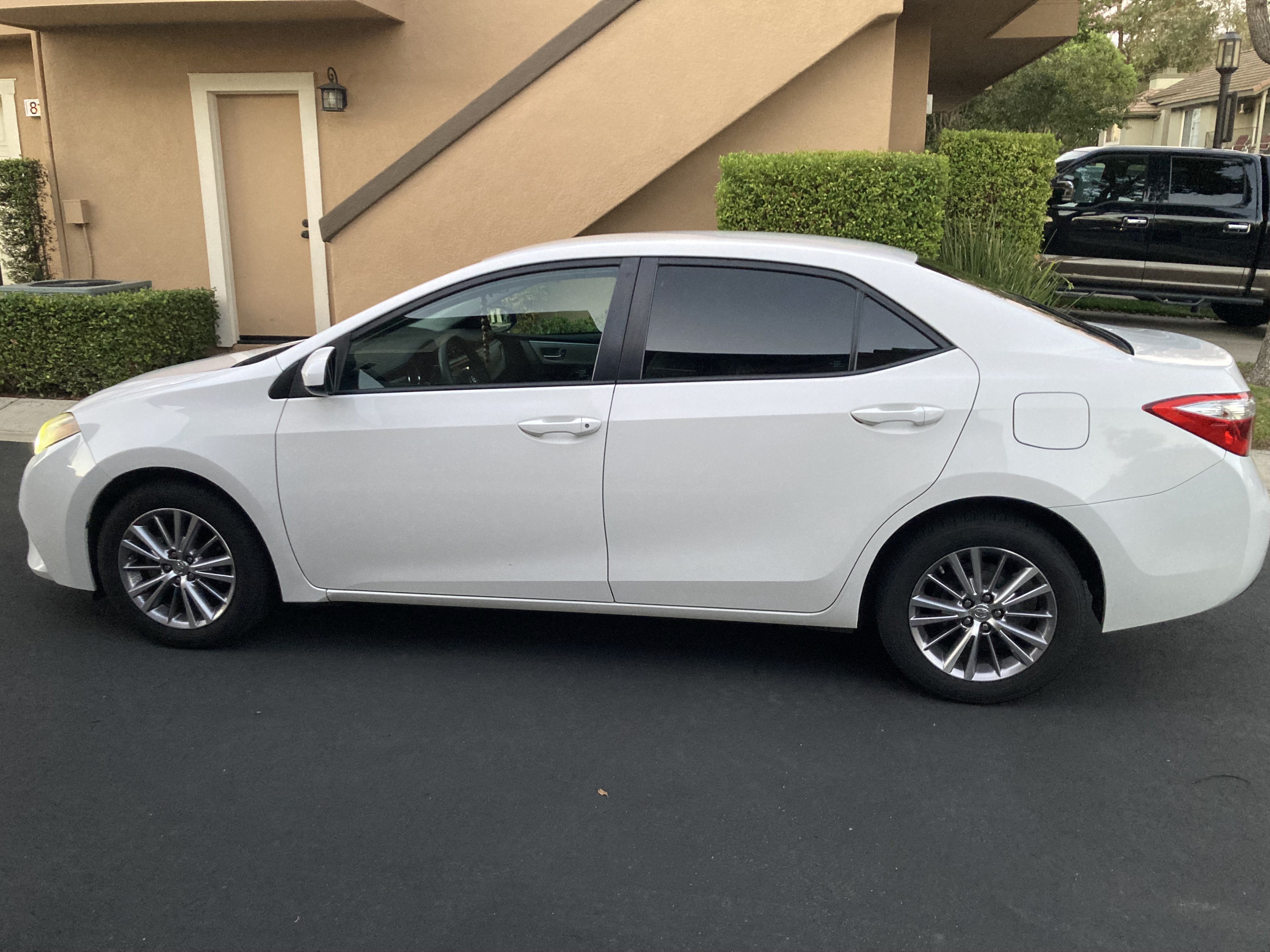 Used 2015 Toyota Corolla LE FWD image 1