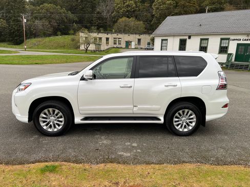 Used 2016 Lexus GX 460 w/ Premium Package image 2