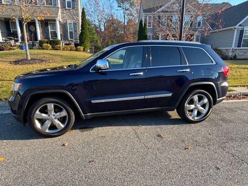 Used 2012 Jeep Grand Cherokee Limited w/ Luxury Group II image 2