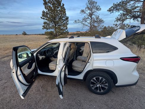 Used 2021 Toyota Highlander XLE image 12