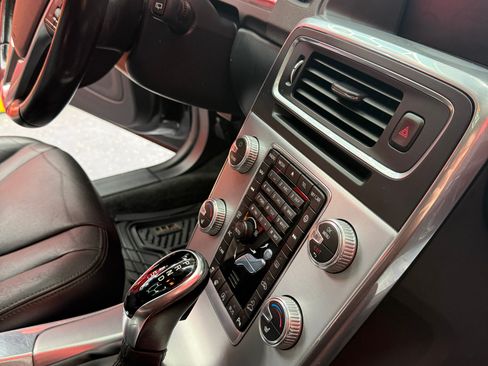 Used 2018 Volvo V60 T5 Cross Country w/ Convenience Package image 9