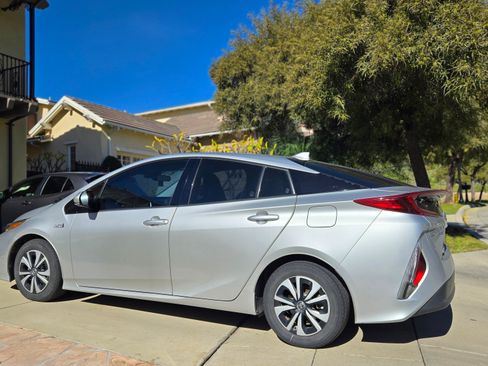 Used 2017 Toyota Prius Prime Premium image 8