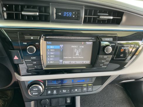 Used 2015 Toyota Corolla LE FWD image 17