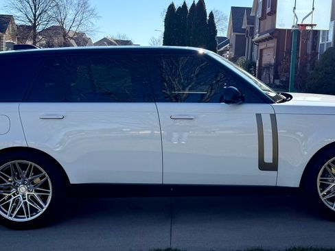 Used 2023 Land Rover Range Rover Long Wheelbase SE image 2