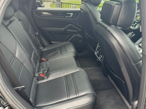 Used 2022 Porsche Cayenne Coupe AWD/4WD image 18