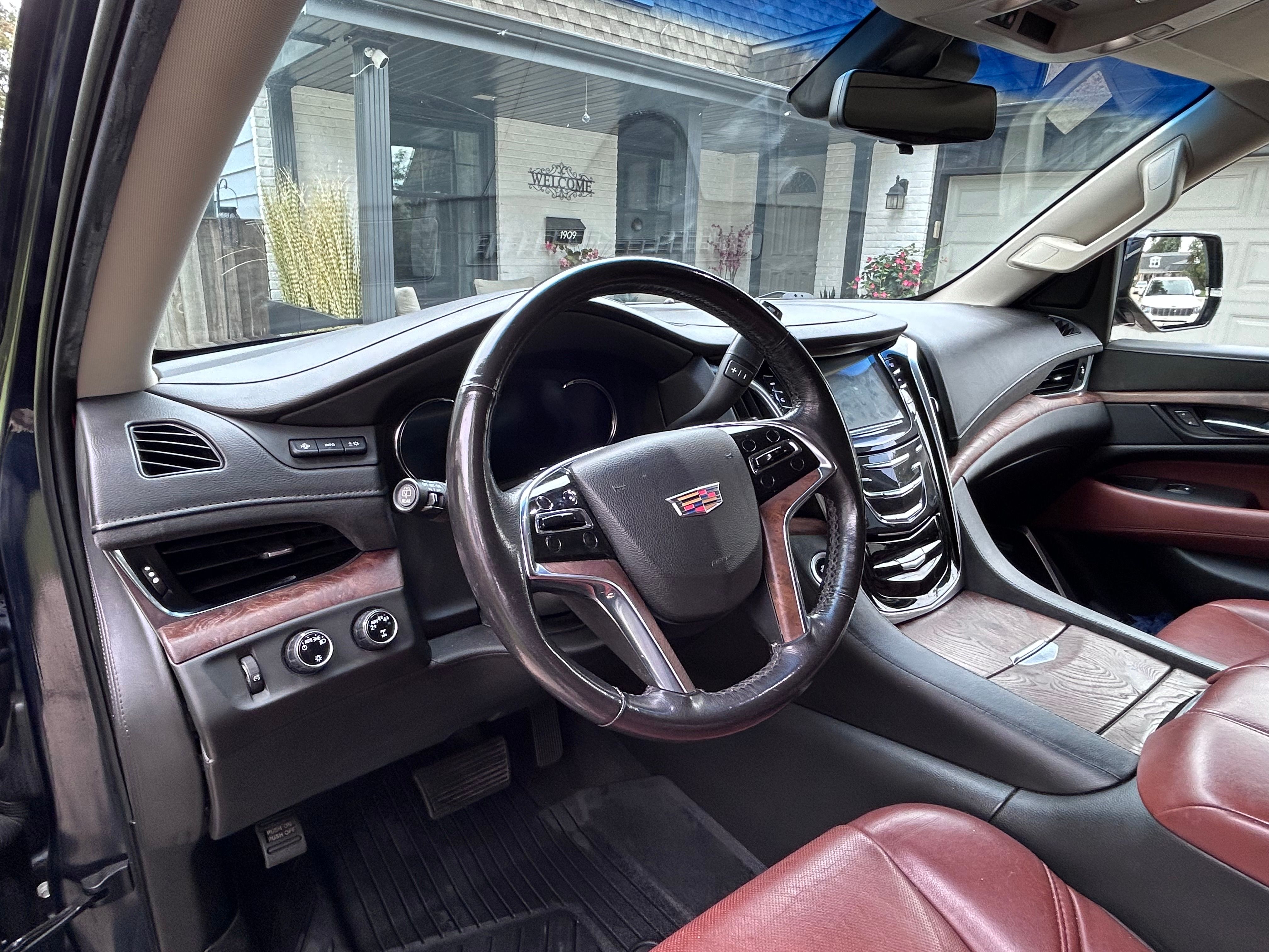 Used 2019 Cadillac Escalade Luxury AWD/4WD image 31