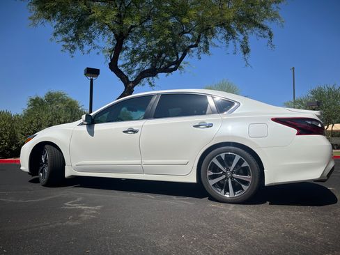 Used 2017 Nissan Altima 2.5 SR FWD image 11