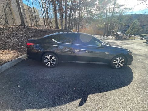 Used 2021 Nissan Altima 2.5 SV image 1