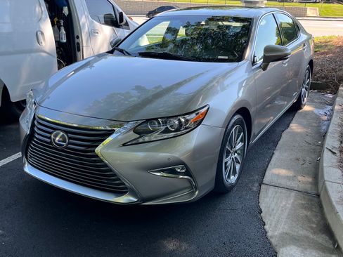 Used 2017 Lexus ES 300h w/ Luxury Package FWD image 1