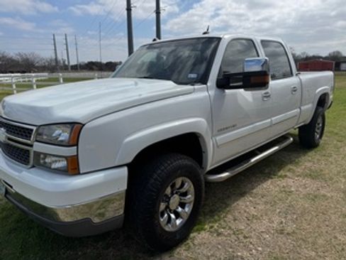 Used 2005 Chevrolet Silverado 2500 LT w/ Heavy-Duty Power Package image 1