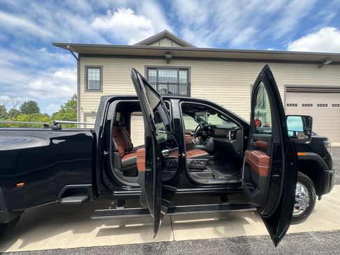 Used 2024 GMC Sierra 3500 Denali Ultimate AWD/4WD image 13