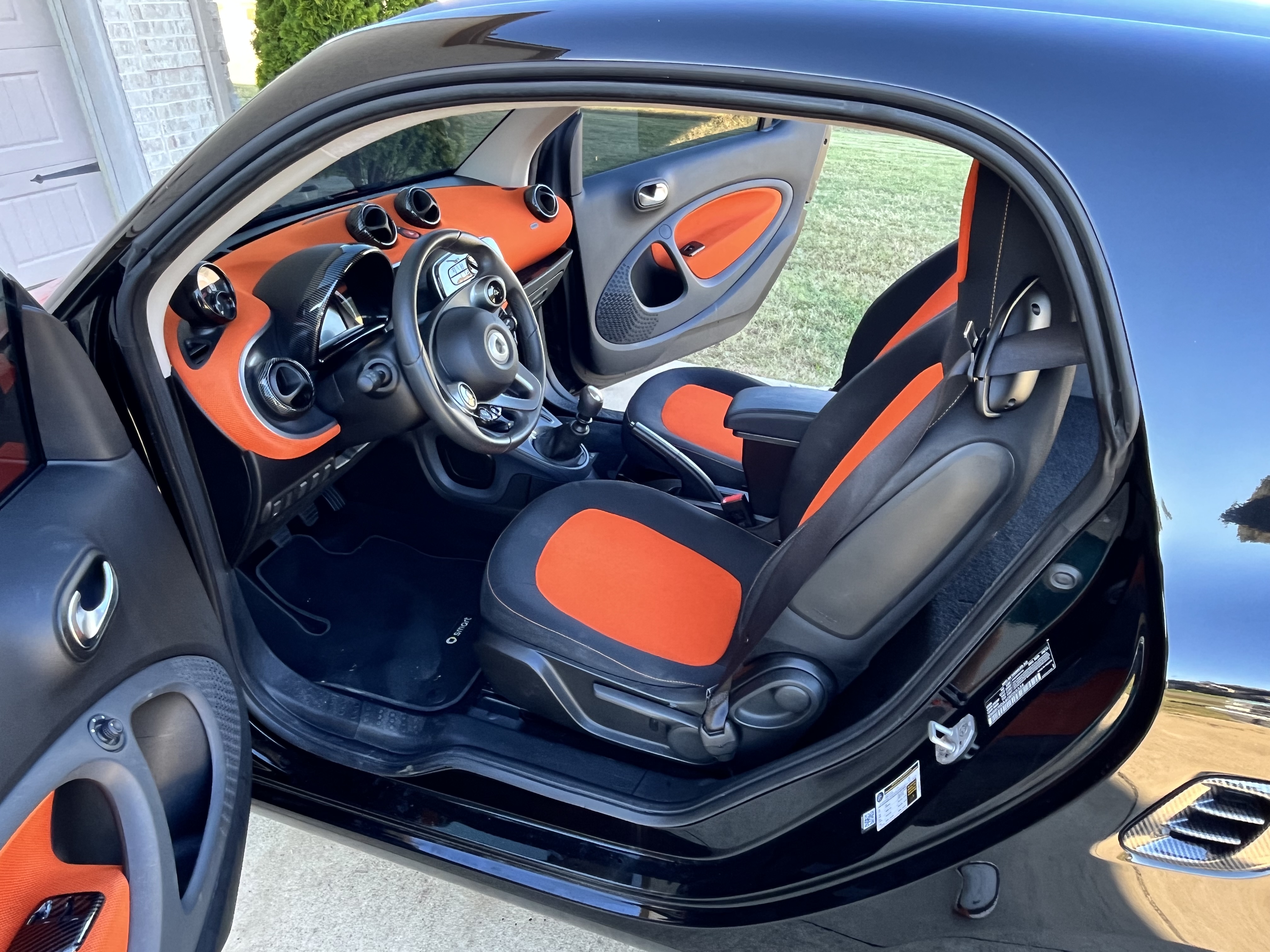 Used 2016 smart fortwo passion RWD image 2
