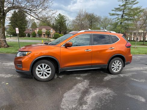 Used 2017 Nissan Rogue SV w/ SV Premium Package AWD/4WD image 4