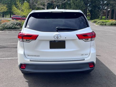 Used 2017 Toyota Highlander SE AWD/4WD image 8
