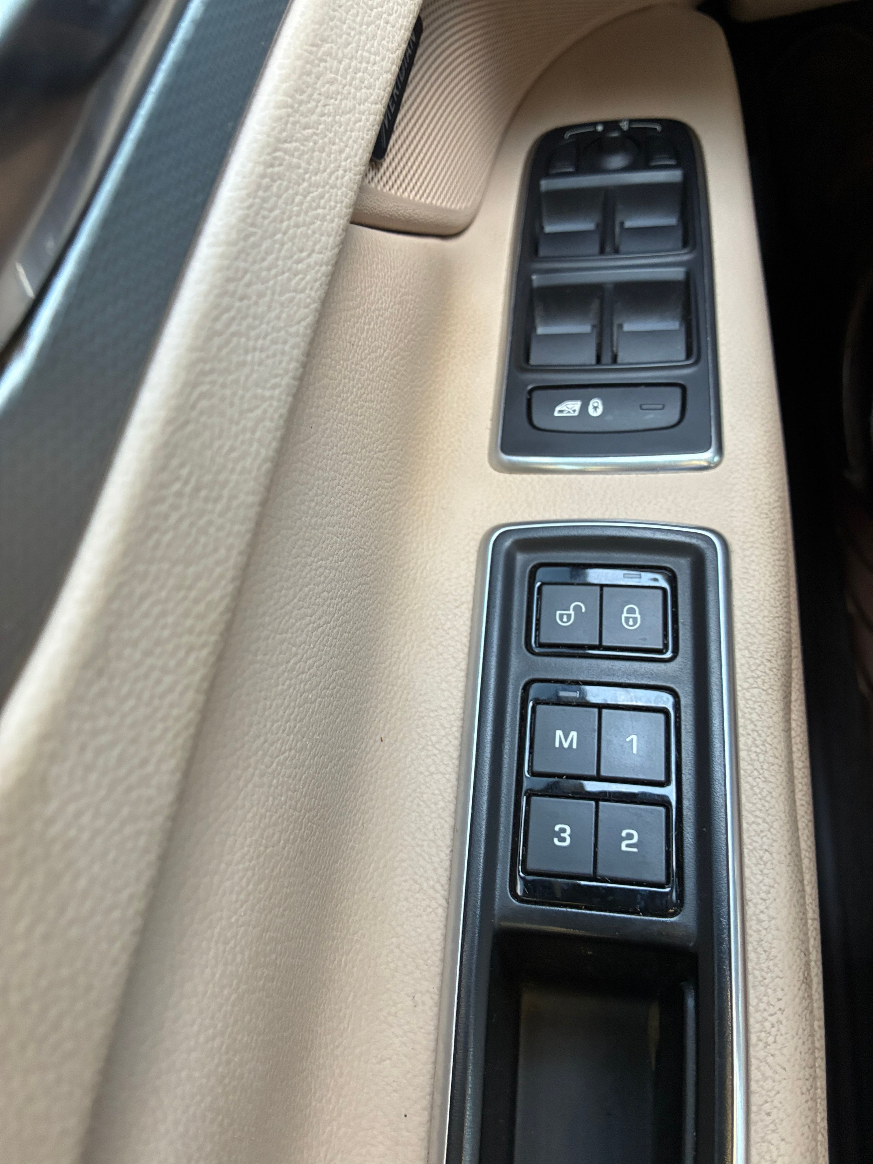 Used 2017 Jaguar XF Premium RWD image 20