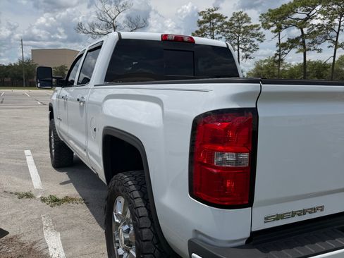 Used 2019 GMC Sierra 2500 Denali w/ Duramax Plus Package AWD/4WD image 10