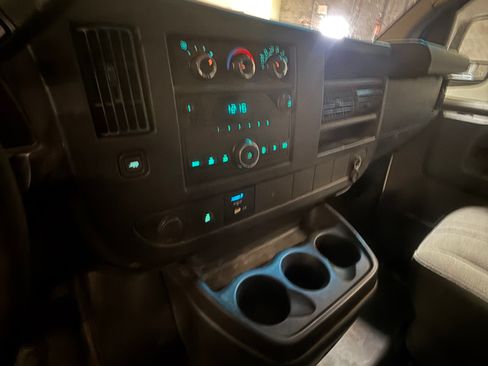 Used 2014 Chevrolet Express 2500 RWD image 10