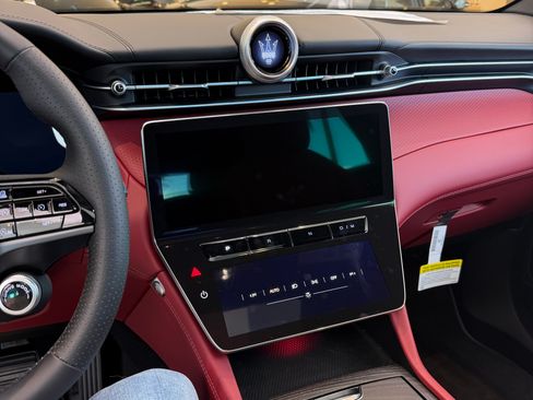 Used 2025 Maserati Grecale Modena image 6