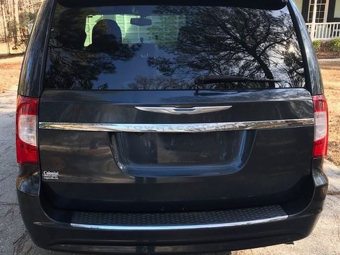 Used 2014 Chrysler Town & Country Touring-L w/ Driver Convenience Group image 5