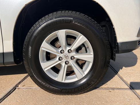 Used 2011 Toyota Highlander SE image 12