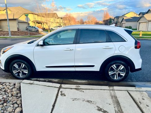 Used 2020 Kia Niro LXS FWD image 10