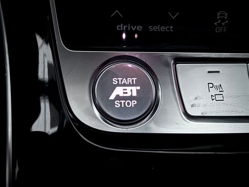 Used 2021 Audi RS Q8 w/ Carbon Optic Package image 31