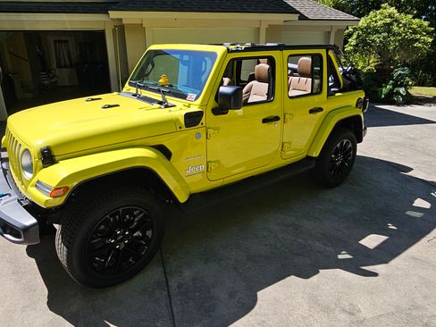 Used 2023 Jeep Wrangler Unlimited Sahara w/ Cold Weather Group AWD/4WD image 4