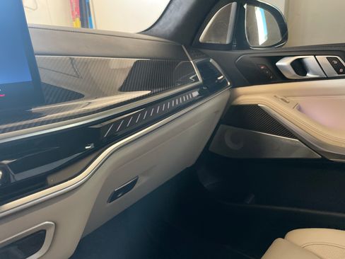 Used 2025 BMW X7 M60i w/ Climate Comfort Package image 18