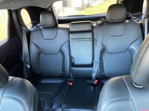 Used 2019 Jeep Cherokee Trailhawk image 8