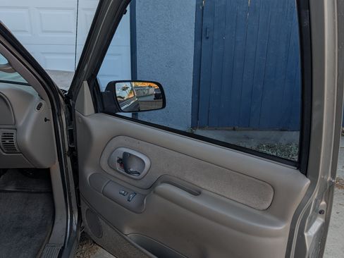 Used 1999 GMC Suburban 2WD w/ Marketing Opt Pkg 2 image 10