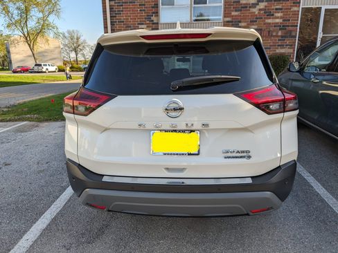 Used 2021 Nissan Rogue SV image 2