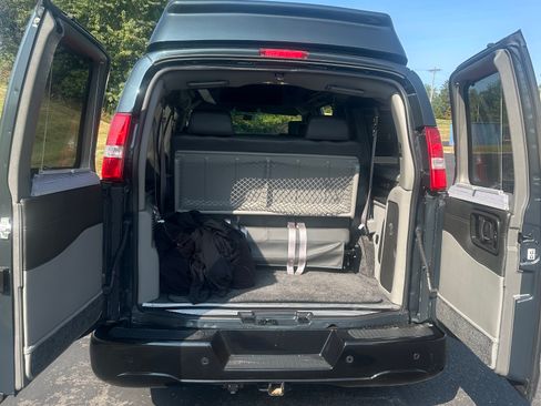 Used 2017 Chevrolet Express 2500 image 5