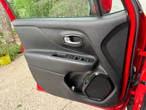 Used 2017 Jeep Renegade Altitude FWD image 12