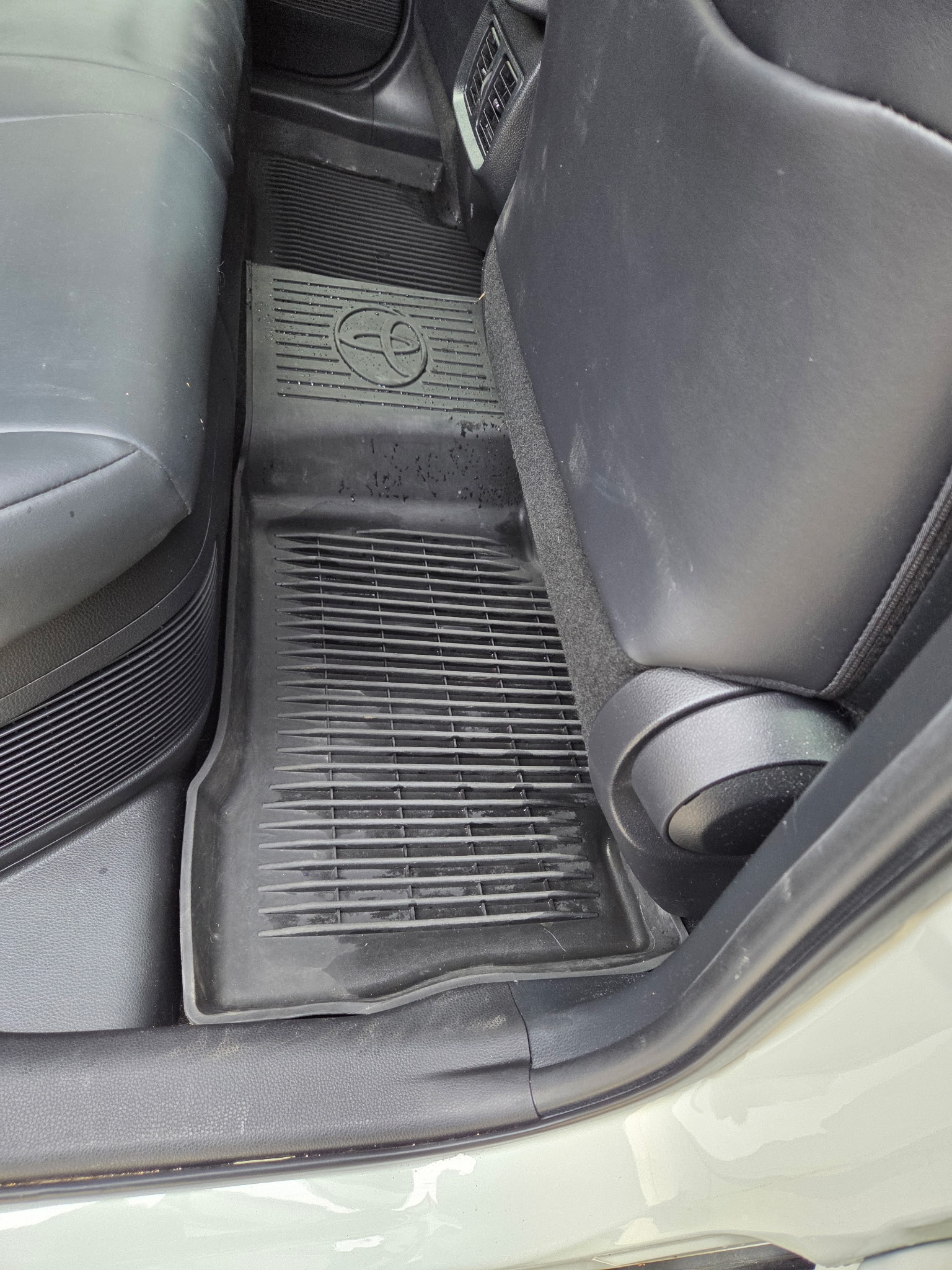 Used 2022 Toyota Venza XLE AWD/4WD image 5
