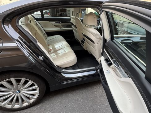 Used 2016 BMW 740i image 11