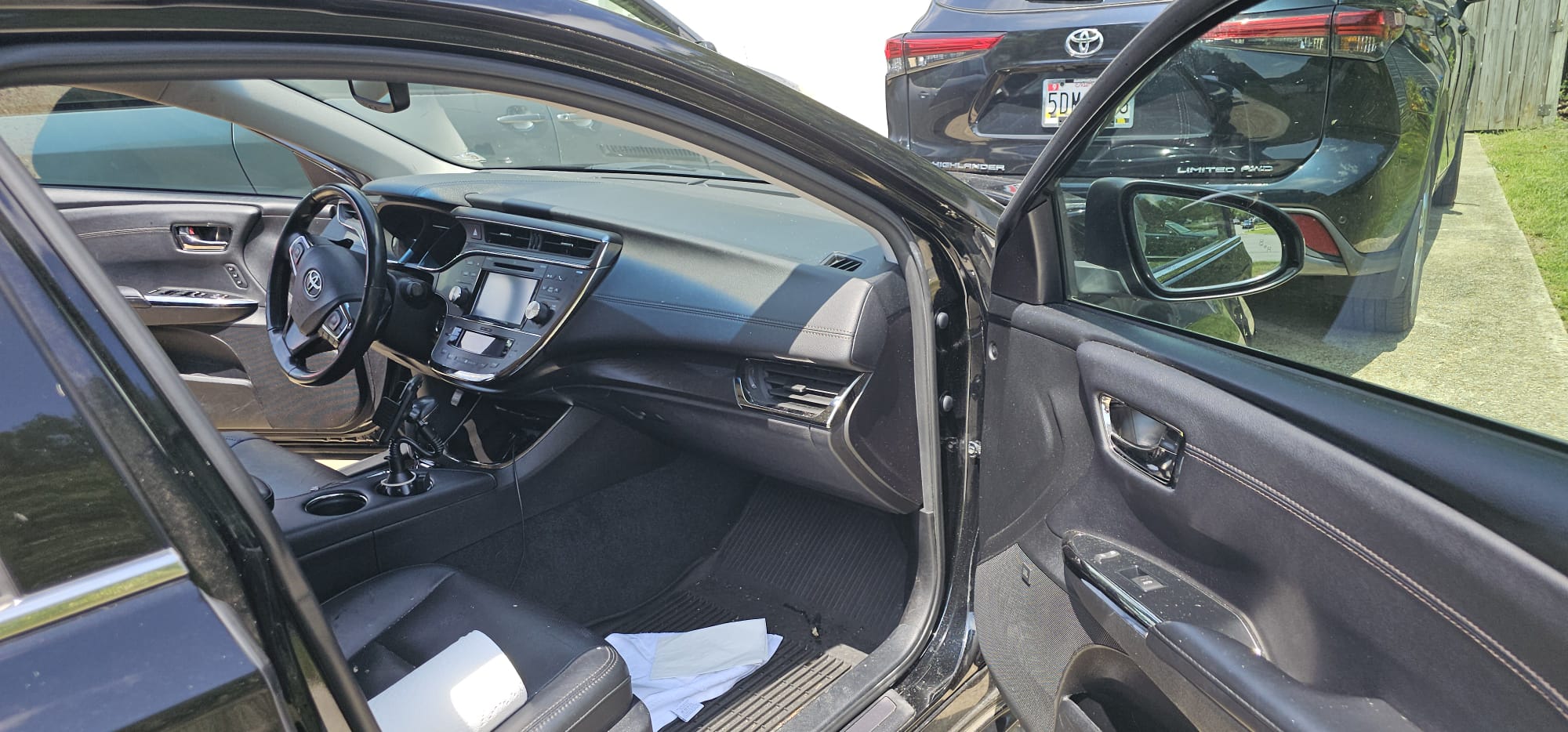 Used 2018 Toyota Avalon Limited w/ All Weather Liner Package FWD image 9