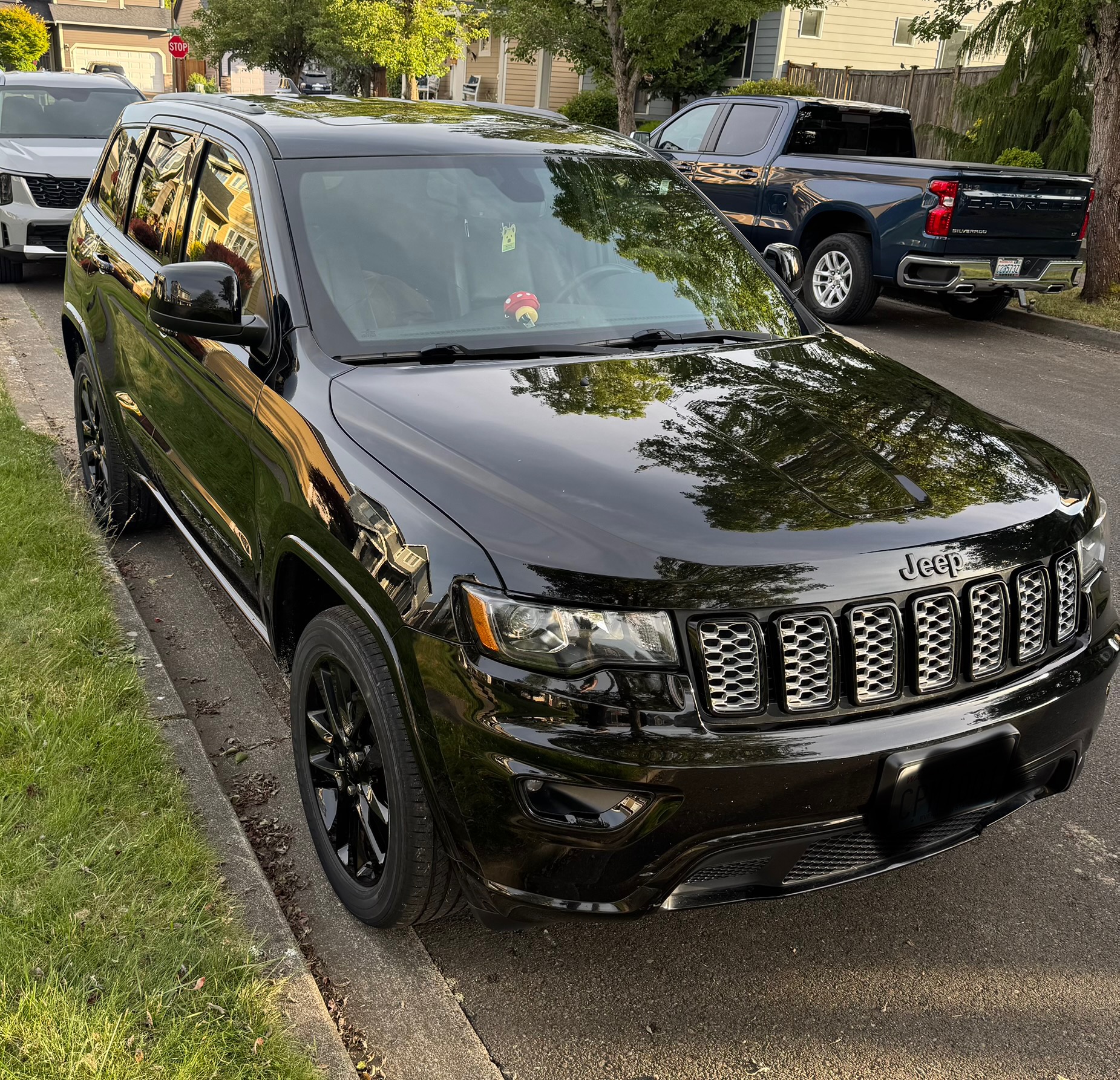 Used 2019 Jeep Grand Cherokee Altitude AWD/4WD image 4