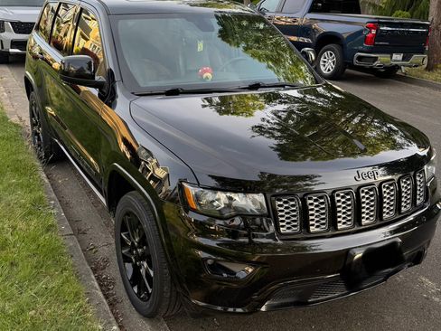 Used 2019 Jeep Grand Cherokee Altitude AWD/4WD image 4