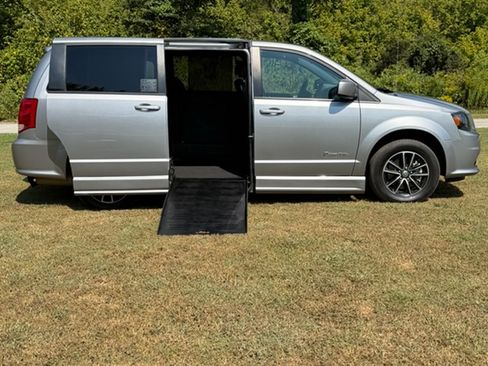 Used 2019 Dodge Grand Caravan SXT w/ Blacktop Package FWD image 12
