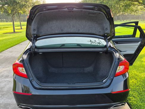 Used 2018 Honda Accord Touring image 11
