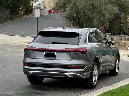 Used 2019 Audi e-tron Prestige w/ Prestige Package AWD/4WD image 4
