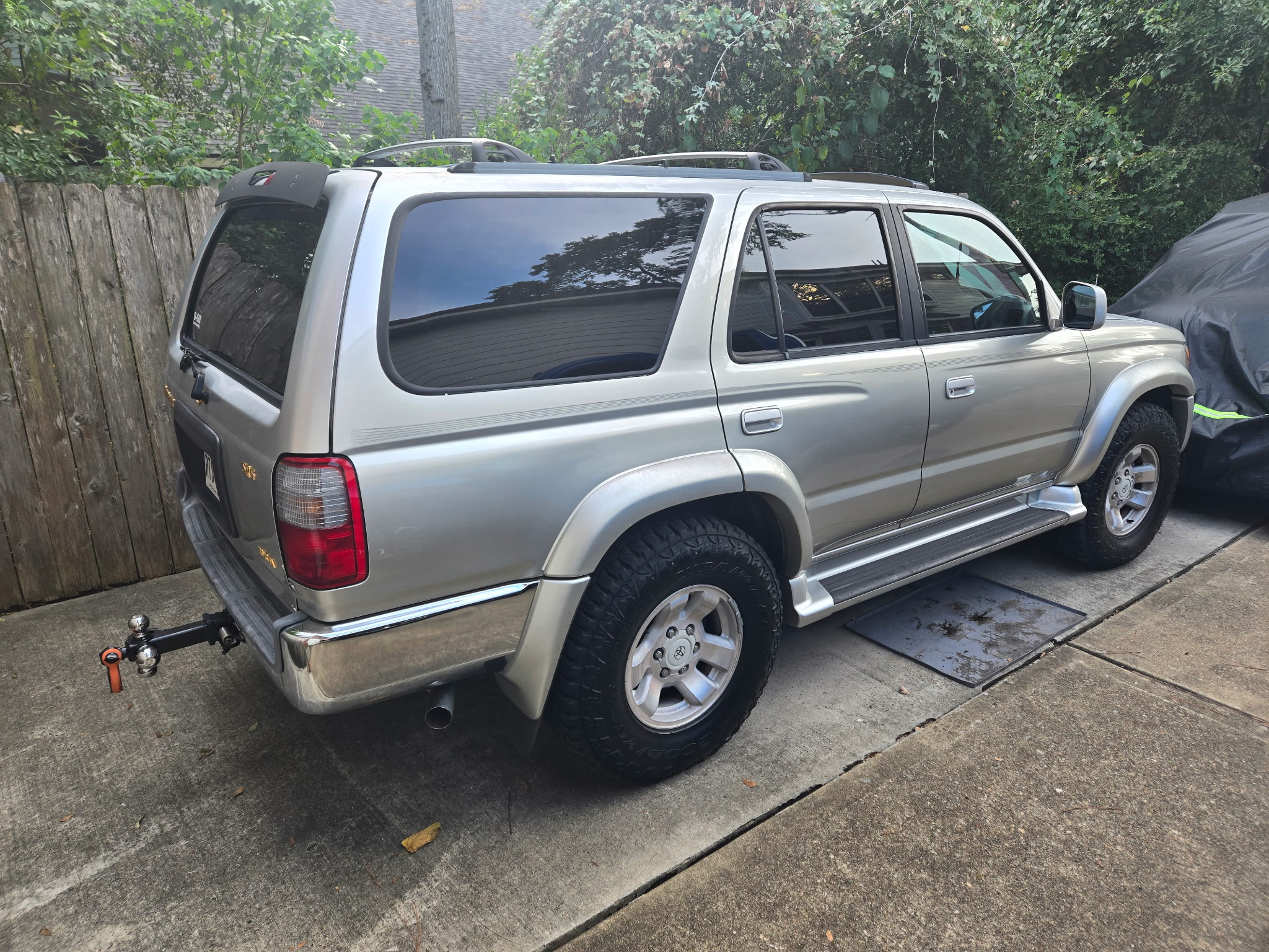 Used 2000 Toyota 4Runner SR5 RWD image 1