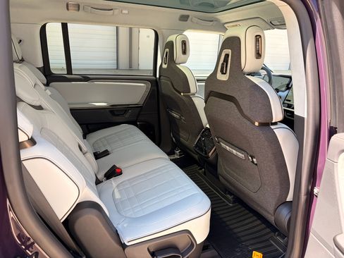 Used 2026 Rivian R1S Premium image 22