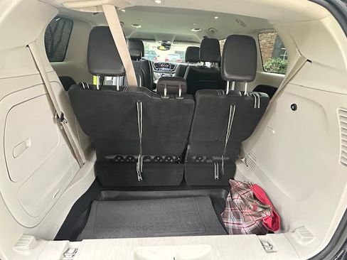 Used 2022 Chrysler Pacifica Touring-L FWD image 16