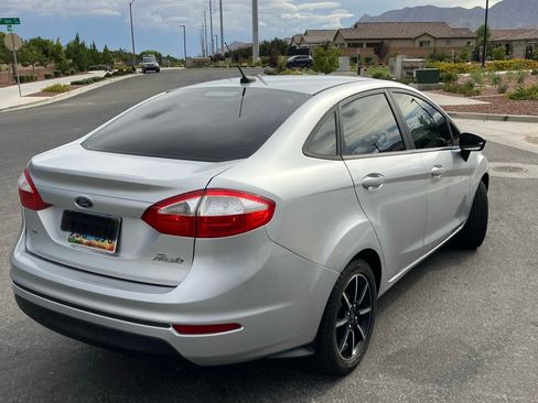 Used 2015 Ford Fiesta SE image 5