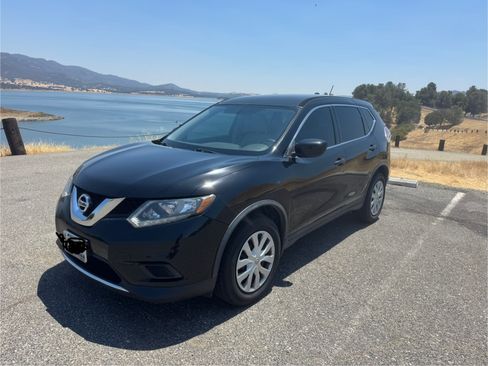 Used 2016 Nissan Rogue S image 2