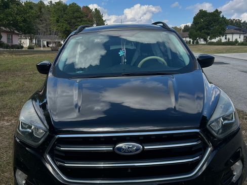 Used 2017 Ford Escape SE w/ SE Sport Appearance Package image 2